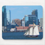Yacht contre l'horizon de Manhattan Tapis De Souris