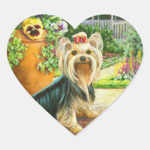 Yorkie avec le belvédère et les pensées adhésifs
