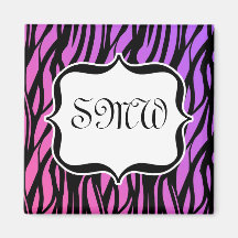 Zèbre pourpre/rose chaud barre le monogramme aimant pour réfrigérateur