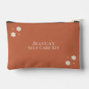 Recherche de souvenirs cosmétiques pochettes Monogramme