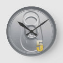 Recherche de cinq heures horloges Bière