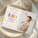 Recherche de couleurs primaires invitations Un garçon heureux