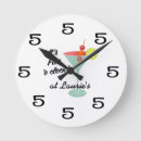 Recherche de cinq heures horloges Drôle