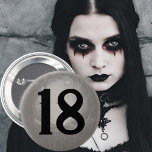 18e Goth Anniversaire badge d'âge gothique gris fo<br><div class="desc">Plus en ligne avec un anniversaire gothique puis un badge d'épingle aux couleurs vives.</div>