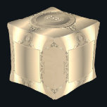 19e/8e Anniversaire du bronze(couleur)Cube Pouf<br><div class="desc">Si vous recherchez une couleur bronze,  pouf en forme de cube pour leur 19ème ou 8ème anniversaire de mariage,  peut-être ce style classique,  design d'emblème sera-t-il juste la chose!</div>