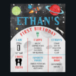 1er anniversaire Poster de jalon Espace extra-atmo<br><div class="desc">Bienvenue à tous à la fête avec cette amusante affiche du premier anniversaire! Modifiez facilement tous les en-têtes et listes ! Soyez créatif ! Cette affiche de jalon fait aussi un grand souvenir pour votre petit astronaute ! Voir la collection de l'Espace extra-atmosphérique pour plus d'articles correspondants !</div>