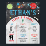 1er anniversaire Poster de jalon Espace extra-atmo<br><div class="desc">Bienvenue à tous à la fête avec cette amusante affiche du premier anniversaire! Modifiez facilement tous les en-têtes et listes ! Soyez créatif ! Cette affiche de jalon fait aussi un grand souvenir pour votre petit astronaute ! Voir la collection de l'Espace extra-atmosphérique pour plus d'articles correspondants !</div>