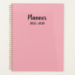 2023-2024 rose Planificateur mensuel/hebdomadaire<br><div class="desc">Votre compagnon ultime pour une année universitaire organisée! Gardez l'avance sur la classe et soufflez tout au long de l'année scolaire avec notre planificateur de leçons 2023-2024 méticuleusement conçu. Conçu en gardant à l'esprit les éducateurs, ce planificateur complet offre un mélange parfait de fonctionnalité, de style et de commodité pour...</div>