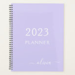 2023 Lavande Violet Script Monogramme Nom Moderne<br><div class="desc">2023 Lavande Violet Monogramme Ajoutez Votre Propre Nom Script 2022 Calendrier Mariage Organisateur d'événement. Cela fait le cadeau parfait pour un 16e anniversaire, un mariage, une douche de mariée, un anniversaire, une baby shower ou une soirée d'enterrement de vie de jeune fille pour quelqu'un qui aime le luxe et les...</div>