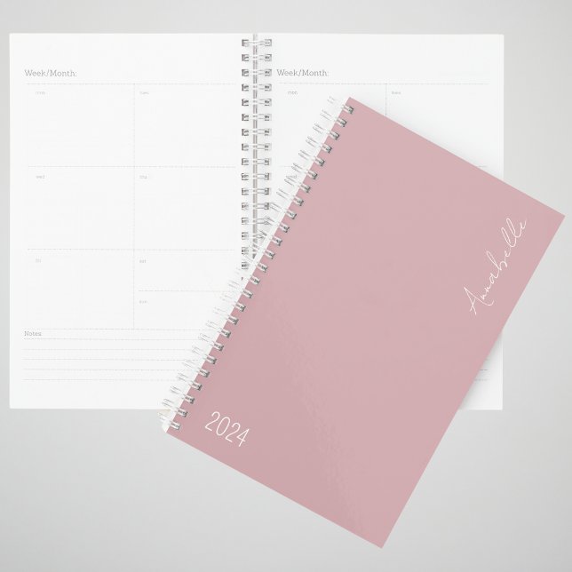 2024 Dusky Pink Week & Mois Planificateur personna (2024 Weekly and Monthly planner. Spiral bound with dusky pink cover. Personalize with name.)
