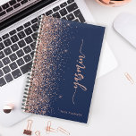 2024 Parties scintillant d'or Rose bleu marine per<br><div class="desc">Personnalisez ce design moderne élégant avec votre nom en signature rose verticale rose manuscrite script sur un arrière - plan bleu marine orné d'une bordure en parties scintillant d'or rose. Ajoutez l'année en sans serif font. (Pour conserver les swashes au début et à la fin du nom, ne remplacez que...</div>