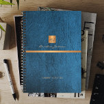 2025 Classy élégant cuir bleu or monogrammed<br><div class="desc">Un bureau exclusif de luxe ou un planificateur monogrammed personnel avec un carré de parties scintillant en or métallique en faux cuivre avec vos initiales de nom monogramme et une bande brillante sur un arrière - plan en faux cuir bleu élégant. Convient aux professionnels des petites entreprises, des entreprises ou...</div>