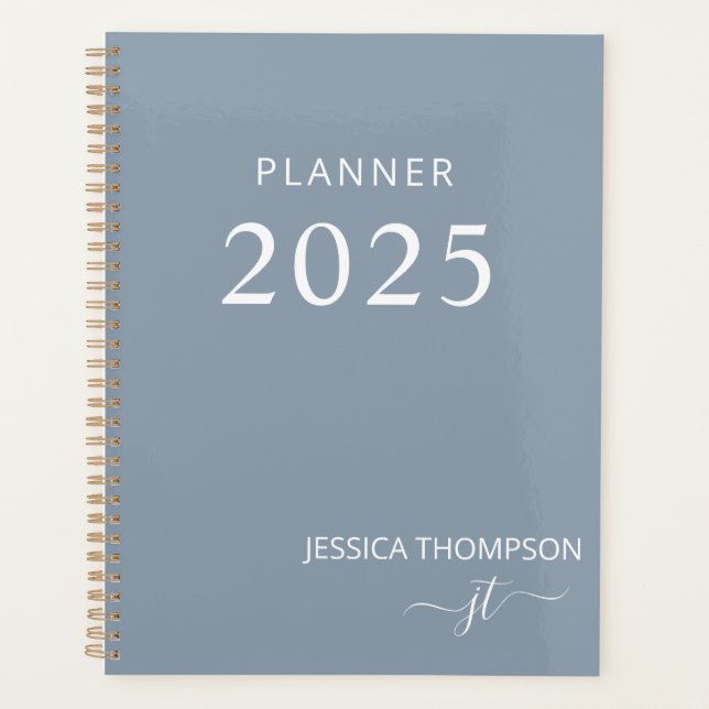 2025 Modern Girly Dusty Blue Monogramme Nom Planif (Devant)
