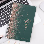 2025 Personnalisé Emerald Green Rose Parties scint<br><div class="desc">Personnalisez cette élégante conception moderne avec votre nom en signature rose verticale écriture manuscrite sur un arrière - plan vert émeraude bordé d'une parties scintillant rose en or faux. Ajoutez l'année en sans serif font. (Pour conserver les swashes au début et à la fin du nom, ne remplacez que les...</div>