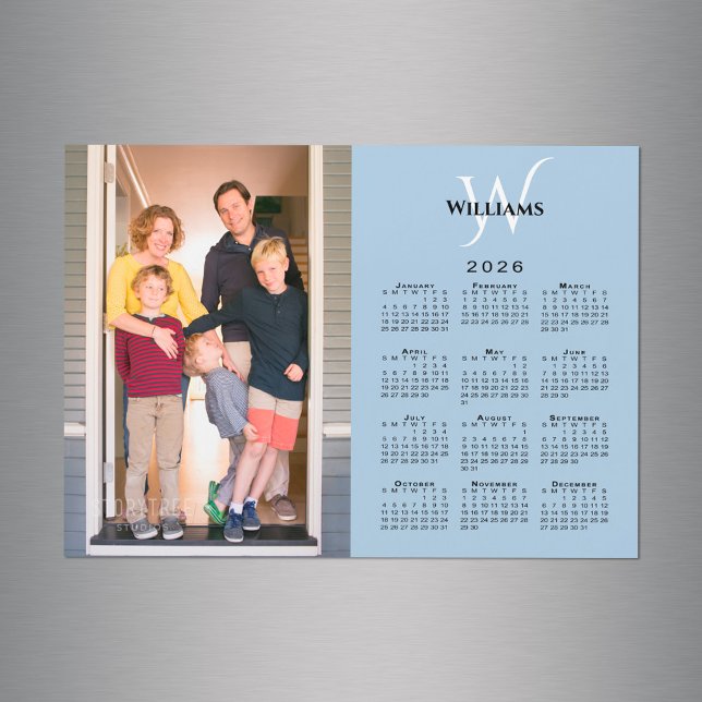 2026 Calendrier Personnalisé Photo Monogramme Blue (2026 Calendar Custom Photo Monogram Blue Magnet in situ)