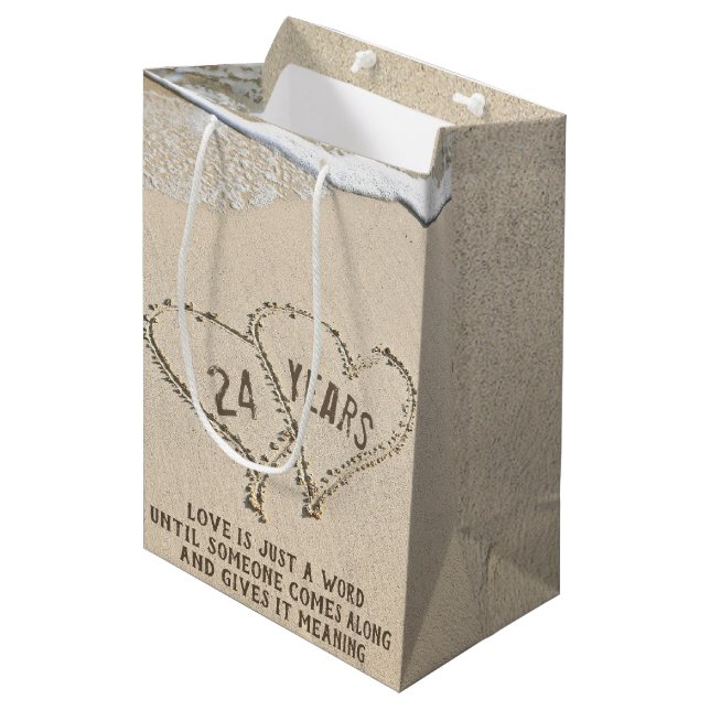24e Anniversaire Plage Coeurs Moyen Cadeau Sac (Devant Angle)