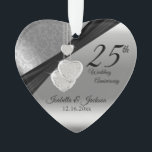 25e anniversaire de Mariage métallique d'argent Ke<br><div class="desc">🥇 UN DESIGN D'ART ORIGINAL DE DROIT D'AUTEUR DE Donna Siegrist SEULEMENT DISPONIBLE SUR ZAZZLE! 25e Mariage 💕 Anniversaire Garder l'ornement de design. Ce beau ornement sera un succès avec ce couple spécial ou cette ou ces personnes. Il fonctionnerait aussi bien pour tout autre événement ou occasion comme un fiançailles,...</div>