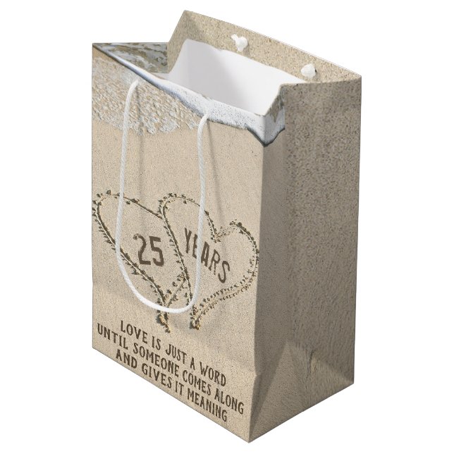 25e Anniversaire Plage Coeurs Moyen Cadeau Sac (Devant Angle)