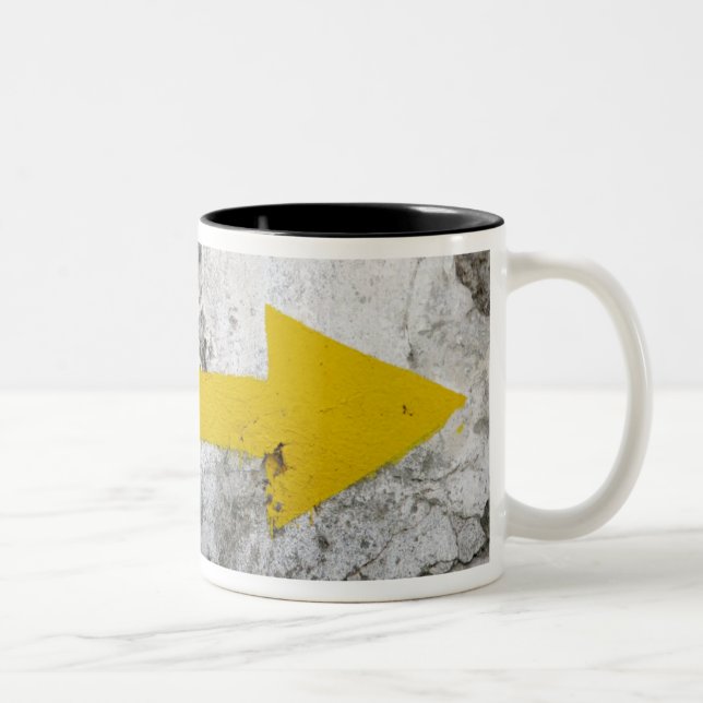 2 Couleurs Après la tasse jaune de flèches (Droit)