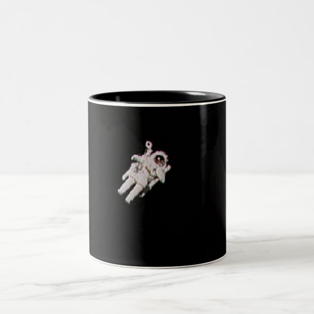 2 COULEURS ASTRONAUTE FLOTTANT DANS LA TASSE DE L'ESPACE (Centre)