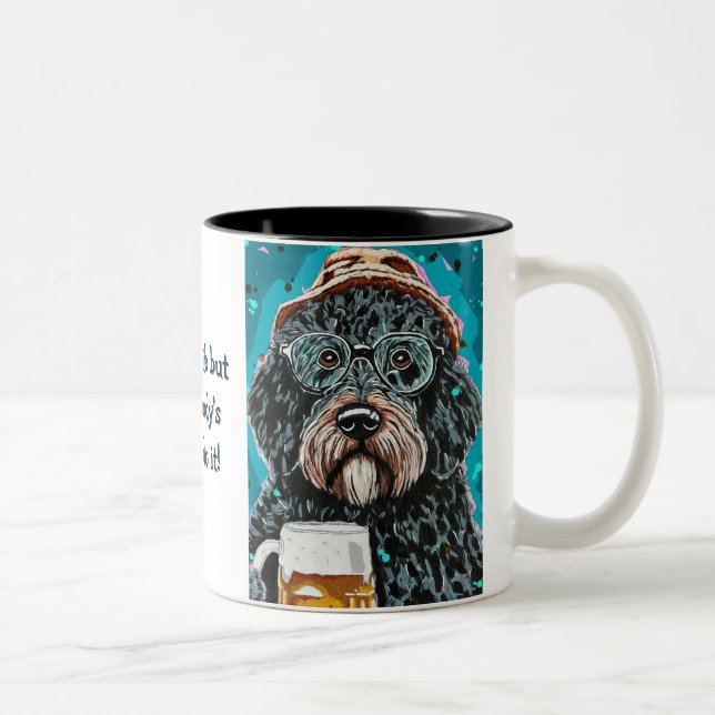 2 Couleurs Bernedoodle tenant une tasse à bière (Droit)