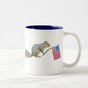 2 Couleurs Écureuil avec la tasse de drapeau américain