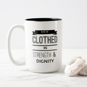 2 Couleurs Elle est vêtue dans la tasse de force et de