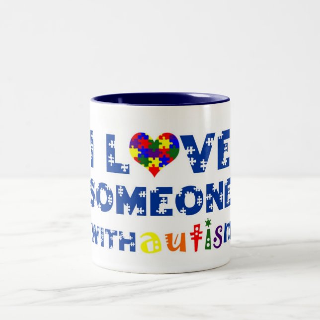 2 Couleurs J'aime quelqu'un avec la tasse d'autisme (Centre)