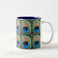 Les yeux de paon ont couvert de tuiles la tasse