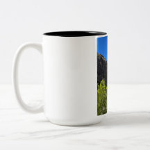 Magnifique tasse de café bicolore au paysage natur