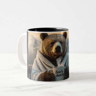 2 Couleurs Ours en robe tenant une tasse de café