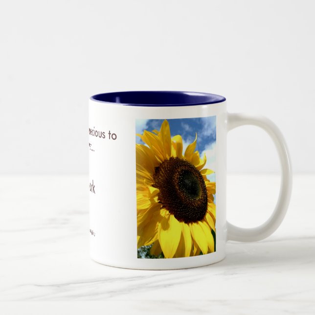 2 Couleurs plan rapproché de tournesol par la tasse de (Droit)