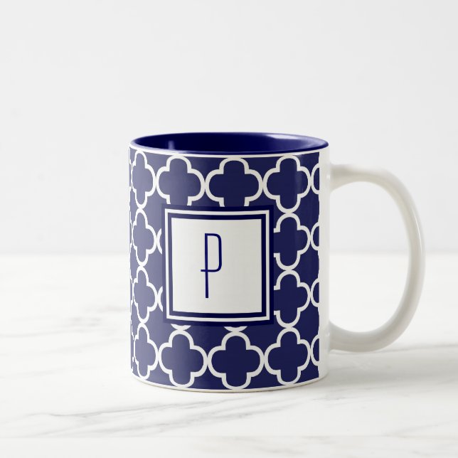 2 Couleurs Tasse de monogramme de Quatrefoil de bleu marine (Droit)