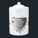 2 Photos Teapot 25e anniversaire Mariage d'argent<br><div class="desc">Ils ont mérité leur 25ème anniversaire de mariage d'argent, et qu'est-ce qui pourrait être mieux que de le marquer avec vos deux magnifiques photos, un art original, métal de coeur honoré sur un Zazzle, théière en céramique ? ! Je suis également disponible pour toute personnalisation ou illustration que vous souhaitez,...</div>