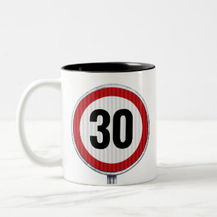 30e anniversaire tasse de café avec panneau routie