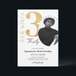 30ème anniversaire d'or Invitation avec photo<br><div class="desc">Conçu pour notre collection Invitations d'anniversaire avec photo,  cette carte d'invitation personnalisable comprend une section photo modifiable,  des numéros d'or et des polices décoratives d'écriture manuscrite. Éléments correspondants disponibles.</div>