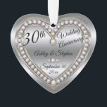 30ème Souvenir de Jubliee de perle d'anniversaire<br><div class="desc">Le jubilé élégant de perle de faux (imprimé) sur conception d'ornement de souvenir d'anniversaire de mariage de regard de platine et d'or la 30ème des coeurs de vacances conçoit (des droites réservées). Des gisements de modèle sont donnés pour vous pour personnaliser avec vos noms, anniversaire et date. Des styles de...</div>