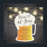 40 ans 40e anniversaire Invitation<br><div class="desc">Invitation à 40 ans avec une tasse de bière sur un arrière - plan en bois rustique avec des lumières de mât suspendues</div>