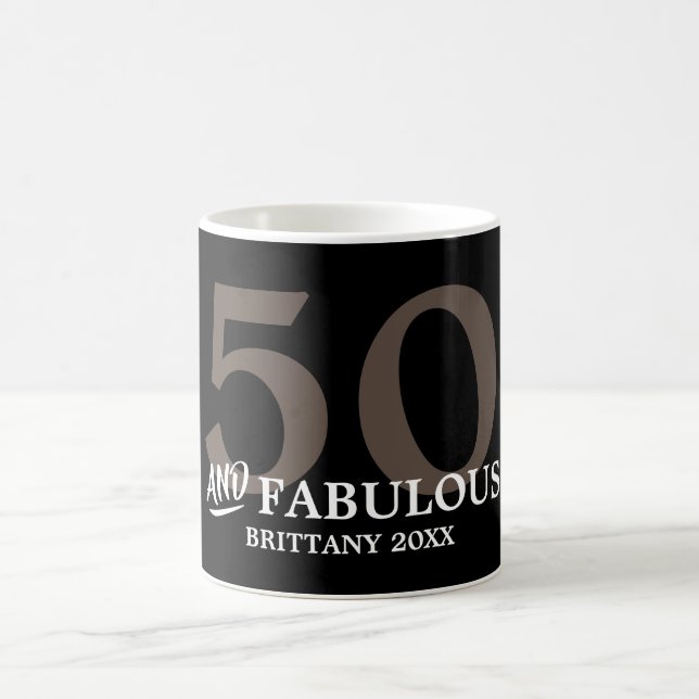 50 et fabuleux avec le nom Anniversaire Mug (Centre)