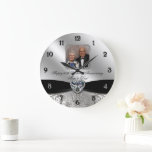 60e anniversaire de Mariage Horloge murale photo r<br><div class="desc">A Digitalbcon Images Design avec un satin noir et platine couleur argentée et un thème de design florissant avec une variété d'images, formes, motifs, styles et polices personnalisés dans ce "Diamond Mariage Anniversary Design" Photo Wall Horloge. Avec ce choix de design attrayant et élégant, vous aurez toutes vos décorations, idées...</div>