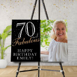 70 et fabuleux Elegant Black 70th Birthday Photo<br><div class="desc">70 et Fabulous Black Elegant 70th Birthday Photo Foam Board. 70 et texte fabuleux en script tendance avec un nom sur un arrière - plan noir. Personnalisez-le avec votre photo, votre nom et l'âge, et faites votre propre tableau de fête d'anniversaire. C'est un grand signe et un décor pour la...</div>