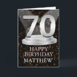 70th Birthday Spotlights Ajouter une carte de nom<br><div class="desc">Faites une carte de 70e anniversaire extra spéciale en ajoutant un nom. Le numéro 70 sur une plinthe avec des projecteurs brillants pour l'éclairer!</div>