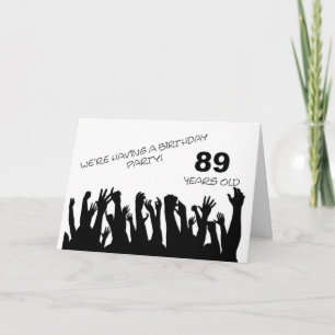 89ème invitation à la fête avec une foule qui appl