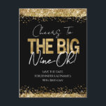 90th Birthday Gold Black Enregistrer la date Carte<br><div class="desc">Elégante parties scintillant d'or Faux design des plaques de peinture. Tout le texte est ajustable et facile à changer pour vos besoins de partie. Grande élégante conception modèle de 90ème anniversaire. Sauvez la date Le Big neuf oh</div>
