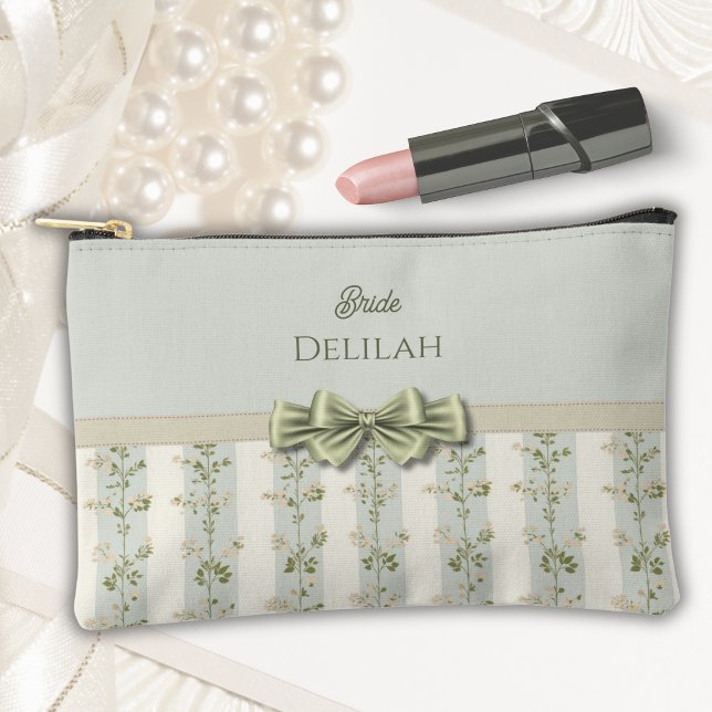 À Accessoires Élégant Pochette de Maquillage Fleurs Rayures Cade (Elegant sage green vertical striped bride cosmetic pouch with custom calligraphy text template.)
