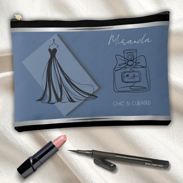 À Accessoires Pochette d'accessoires de mode Bleu Cerulean de lu (Personalized cerulean blue cosmetic pouch with custom perfume bottle line art and script name.)