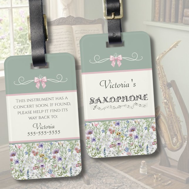 À Bagage Étiquette de housse de saxophone fleur sauvage fan (Front and Back View of a Personalized Saxophone Case Tag in a Music Room)