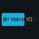 À Bagage Pas votre étiquette de bagages<br><div class="desc">Cette étiquette de bagage Not Yours est une façon intelligente de dire aux gens au carrousel des bagages de continuer à regarder. Il est doté d'un arrière - plan bleu vif et d'une lettre noire audacieuse qui dit : "Pas à vous !" Le côté opposé est prêt à customiser.</div>