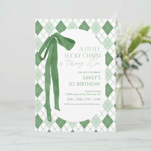 A Little Lucky Charm Is Turning One Invitation (Debout devant)