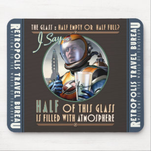 À moitié plein avec le tapis de souris de